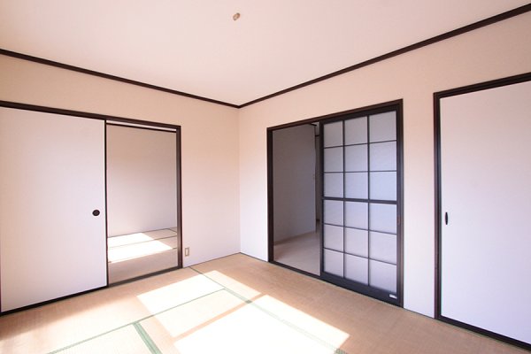 Living and room. East Japanese-style room 6 tatami