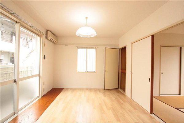 Living and room. It will be Japanese-style room rather than a Western-style per room difference photo