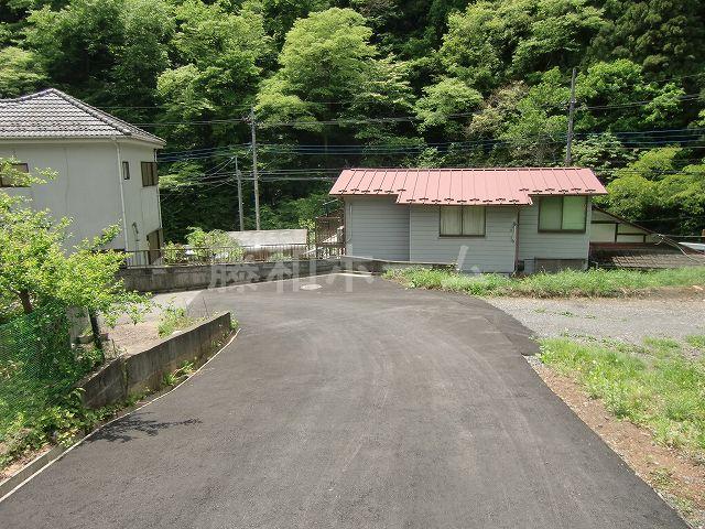 Local photos, including front road. Local (May 2012) shooting