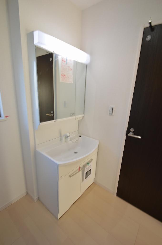 Wash basin, toilet. Indoor (12 May 2013) Shooting