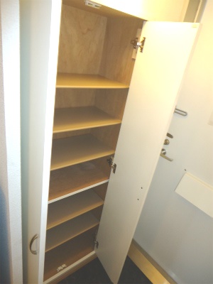 Entrance. Pat entrance next to the storage!