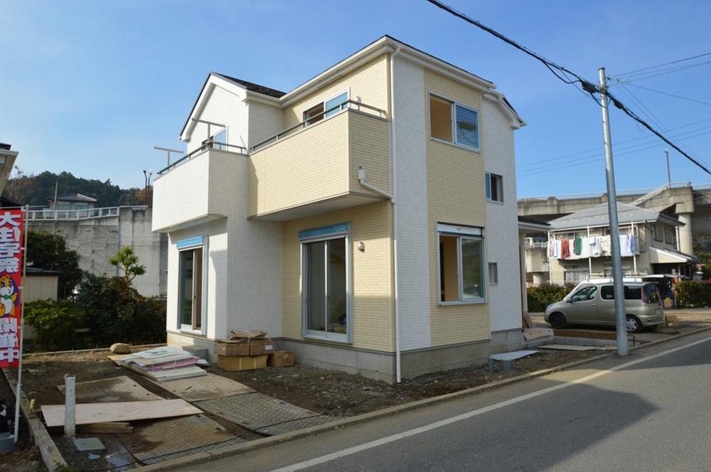 Local photos, including front road. Local (12 May 2013) Shooting