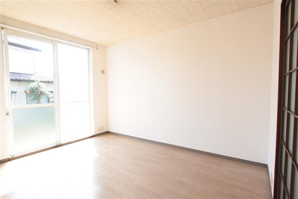 Living and room. For the room difference photo, It is actually a state of reversal.