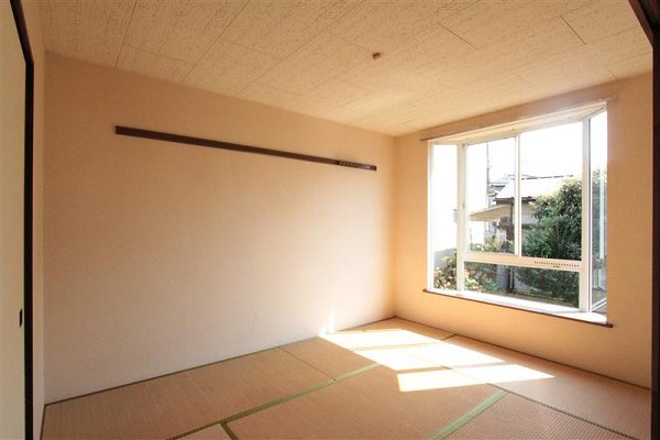 Other room space. For the room difference photo, It is actually a state of reversal.