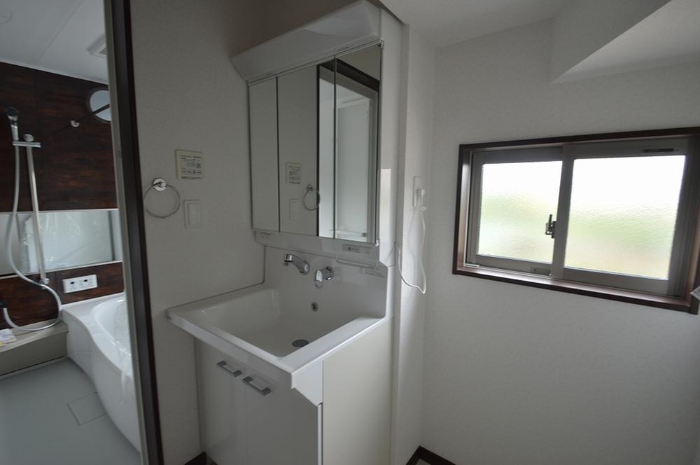 Wash basin, toilet. Room (August 2013) Shooting