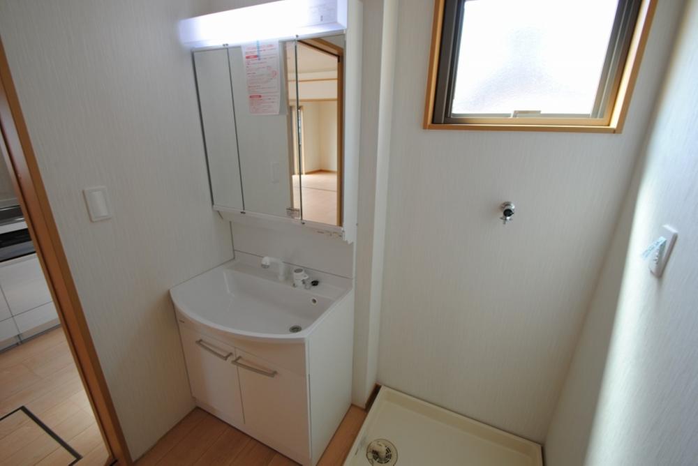 Wash basin, toilet. Room (August 2013) Shooting