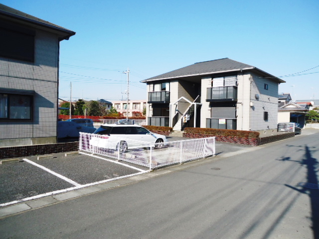 Parking lot. Parking 2 cars Free!