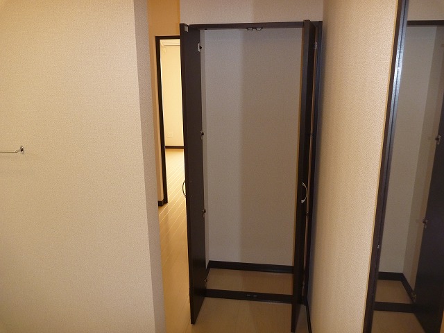 Receipt. Large storage space in front of the entrance