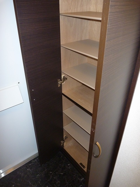 Receipt. Large shoe box in the foyer ☆