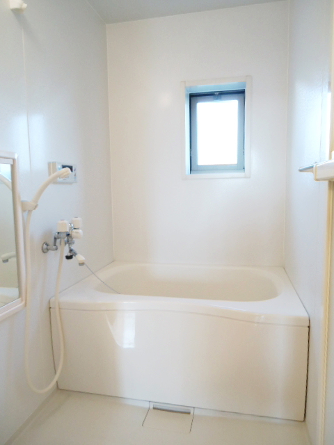 Bath. Is possible natural ventilation with windows