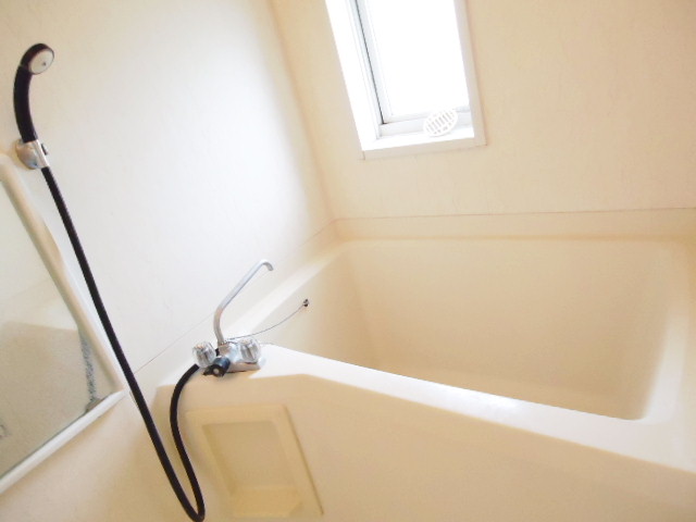 Bath. bus Good ventilation with windows. 