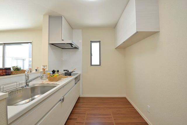 Kitchen. Face-to-face kitchen where you can enjoy a conversation with your family, even while cooking. 