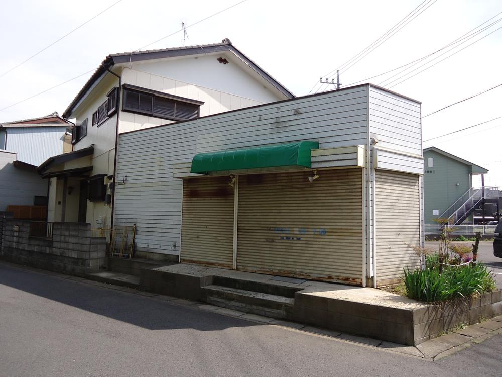 Local photos, including front road. The current site (April 2013) Shooting