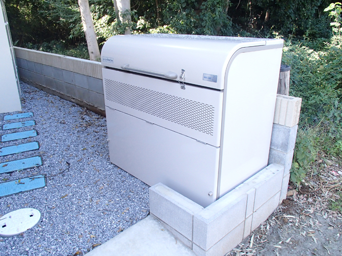 Living and room. Private garbage yard