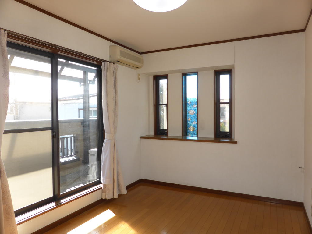 Other room space. Stylish small window with the second floor 6 Pledge Western-style is perfect for the main bedroom