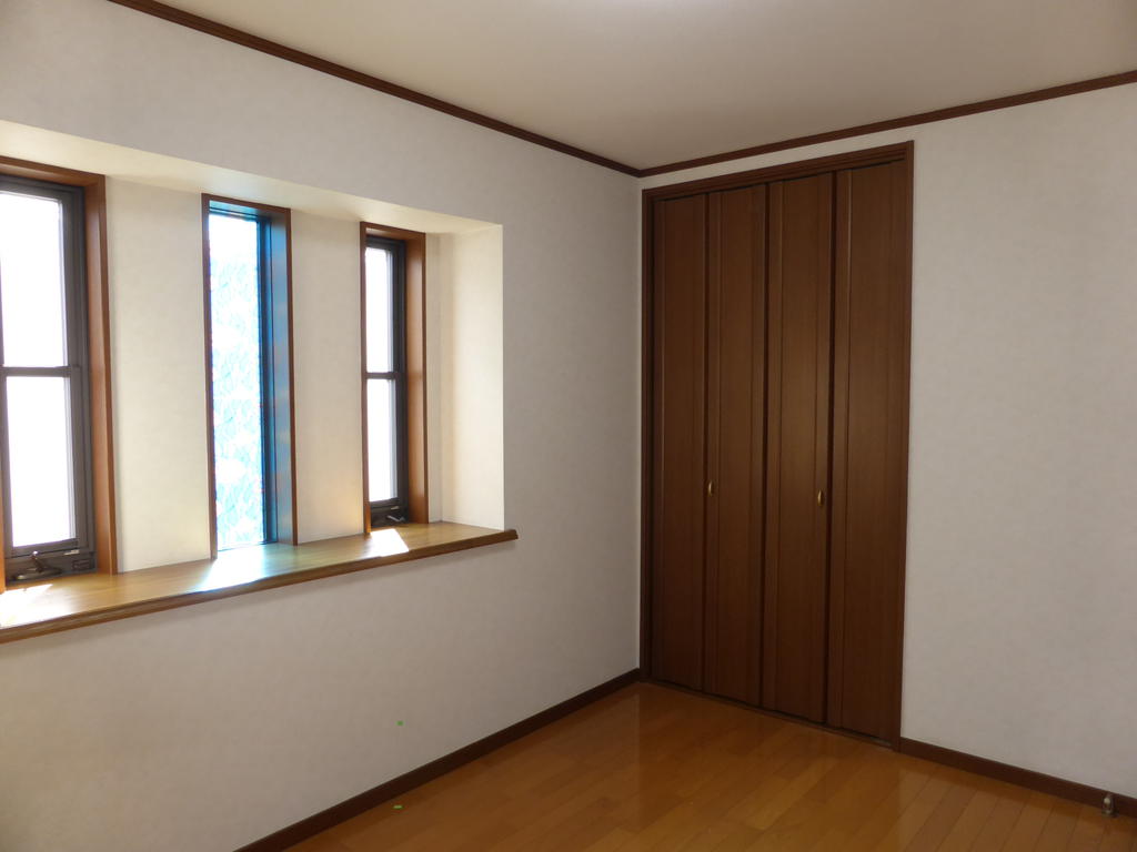 Other room space. Perfect for the nursery there is also 6 Pledge rooms of middle second floor