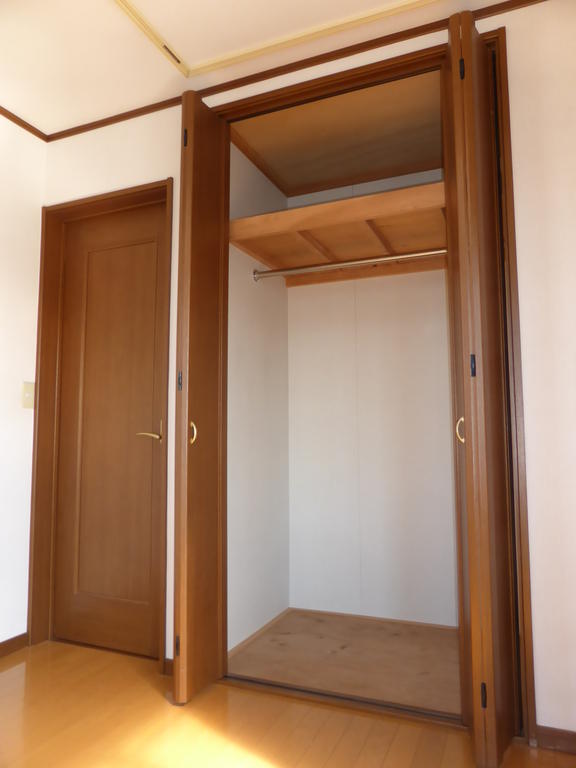 Receipt. Tall size of the closet on the east side Western-style