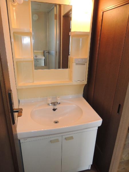 Washroom. Independent wash basin