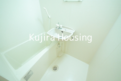 Bath. Refresh immersed slowly in the bathtub because the bus toilet by