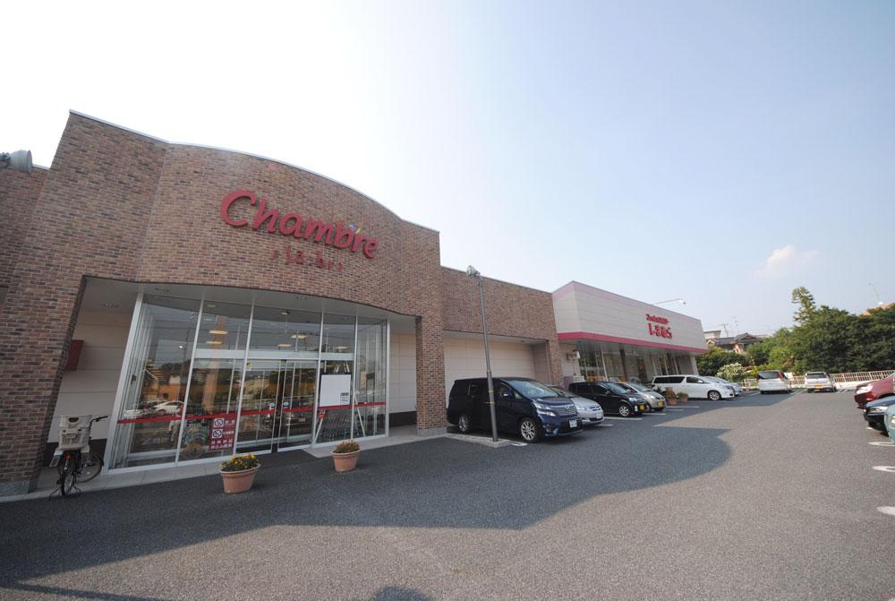 Shopping centre. Until Shimamura 150m) avail, Chambre also adjacent. It aligns the family of casual clothing.