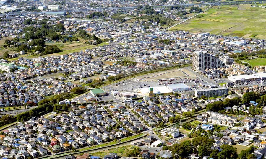 Local photos, including front road. Local (10 May 2013) Shooting. JR "Hasuda" station, A 15-minute walk. Supermarket, Conveniently located in shopping adjacent to the Dorakkusutoa.