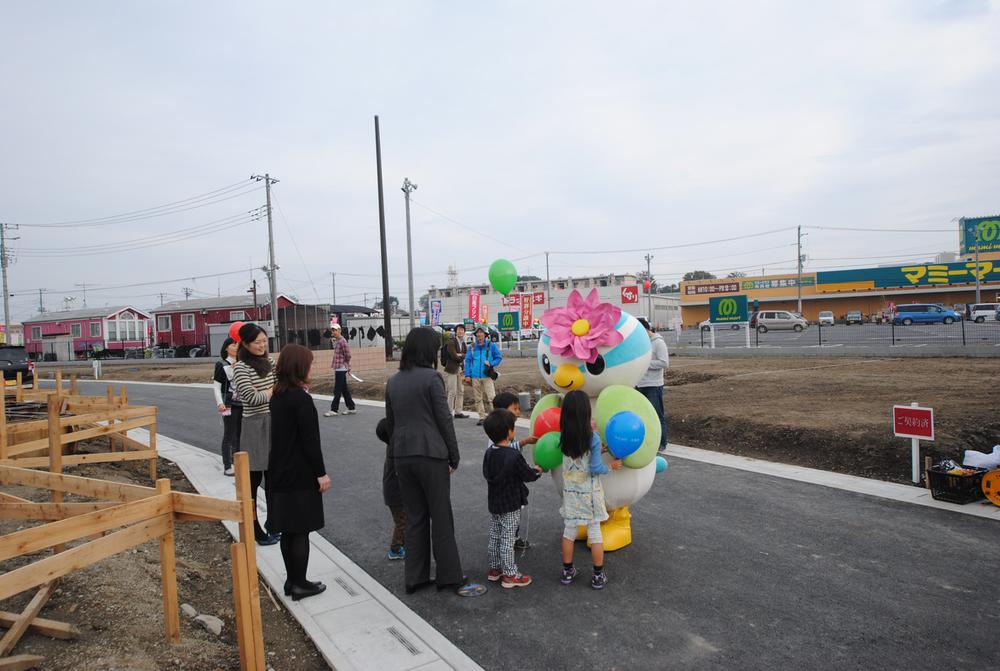 Local photos, including front road. In the November sale events 2013, Hasuda of mascot "Hasupyi" came to play.