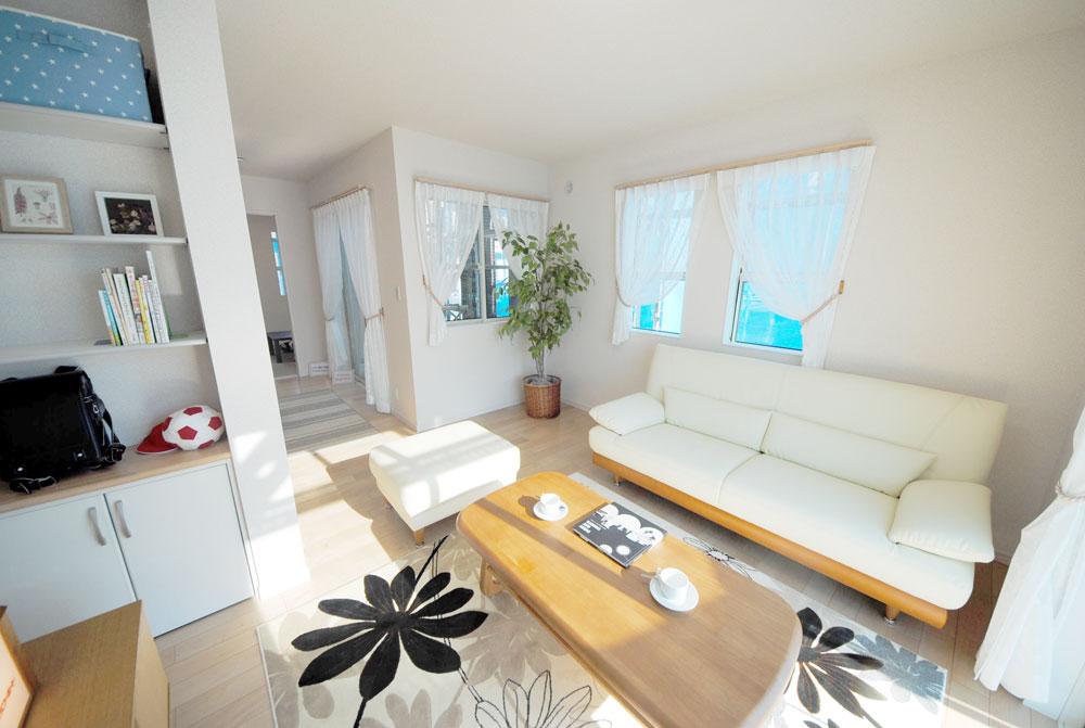 Living. Indoor (12 May 2013) Shooting. Model house 28 Building LDK. In day preeminent, Spacious spacious, Space to gather in the family is now complete.