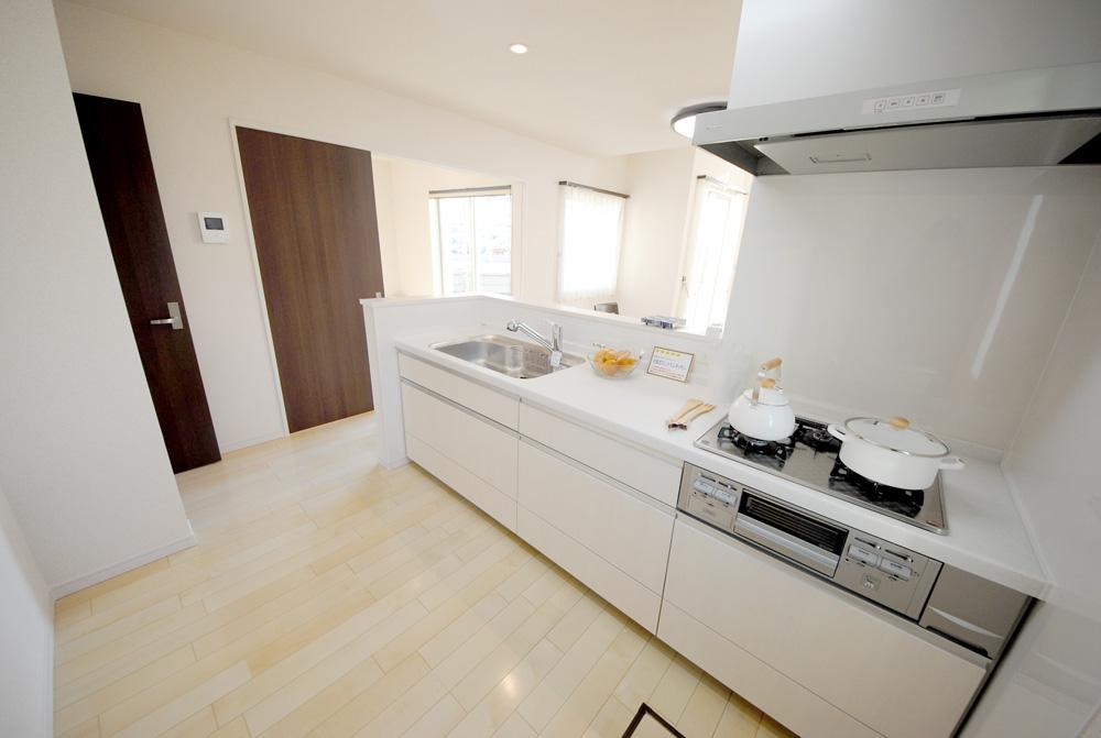 Kitchen. Indoor (12 May 2013) Shooting. 38 Building Kitchen. System Kitchen made of Panasonic in the face-to-face, State of the family is safe design can be seen at a glance.