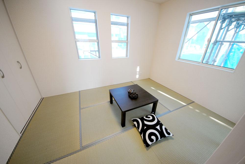 Non-living room. Indoor (12 May 2013) Shooting. Spacious Japanese-style room of 6 quires that is a living and Tsuzukiai. As a drawing room, The play space for children, To homework, How to use a variety.