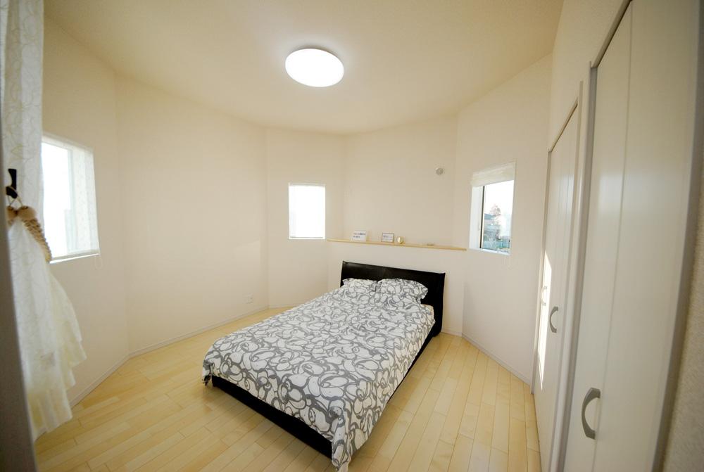 Non-living room. Indoor (12 May 2013) Shooting. The main bedroom of storage space with plenty of husband and wife.