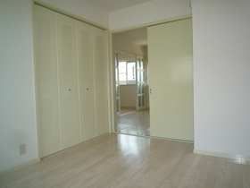 Living and room. Bright south-facing Western-style. 