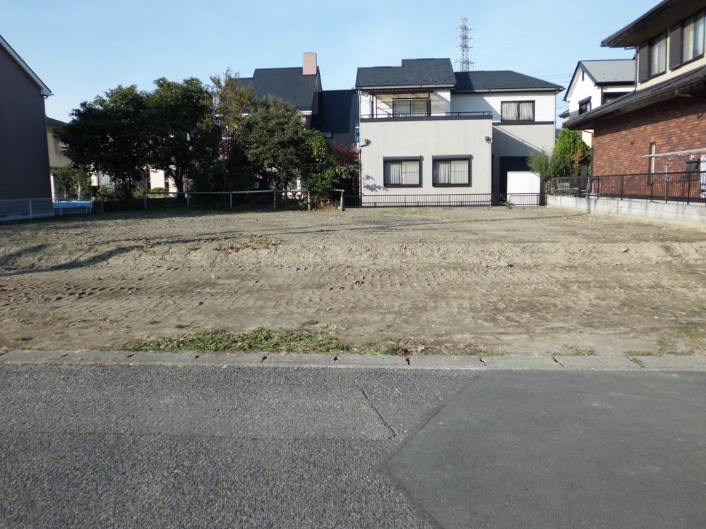 Local photos, including front road. Local (11 May 2013) Shooting