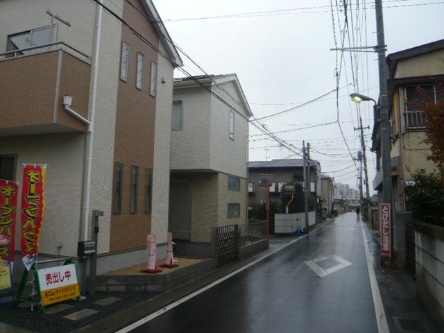 Local photos, including front road.  ■ Front road clear some 5m! 