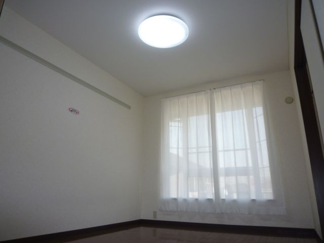 Living and room. It is a big bay window featuring Western-style.