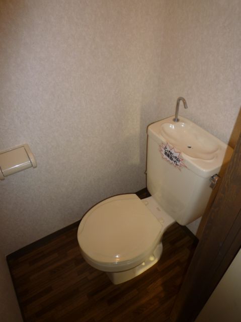 Toilet. Is the clean up has been toilet.