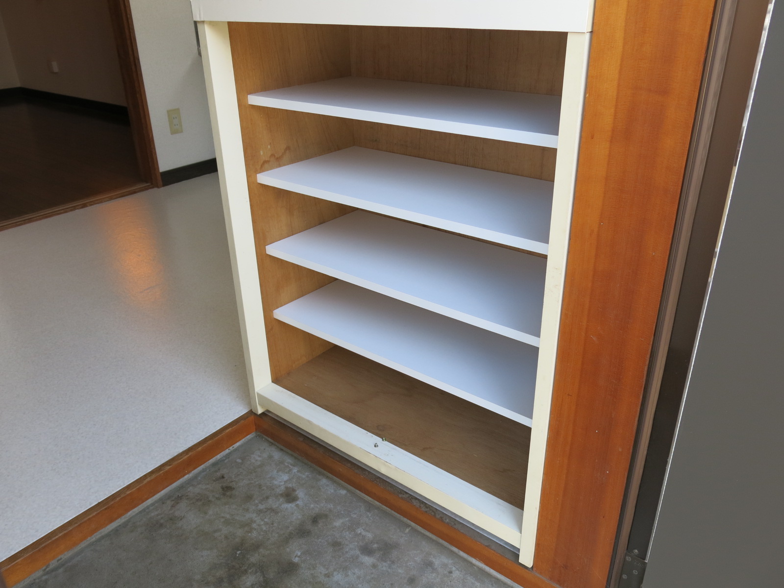 Entrance. Simple shoe box