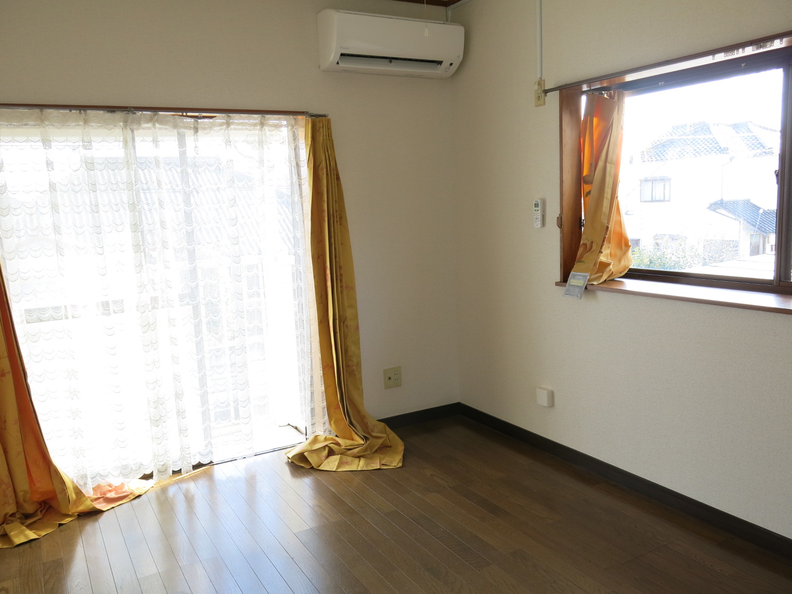 Living and room. Air conditioning new! Existing curtain available Allowed! With bay window