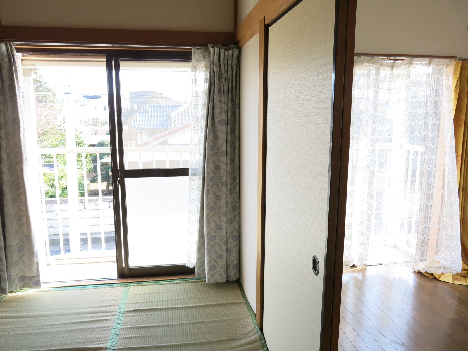 Living and room. Japanese-style of warmth and cool Western-style and harmonious room