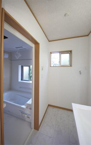 Wash basin, toilet. Wash room (2013 September shooting).