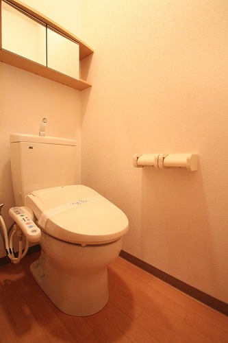 Toilet. Apamanshop Tsurugashima shop TEL: 049-233-7511