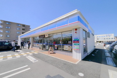 Convenience store. 622m until Lawson Hidaka Kamikayama store (convenience store)