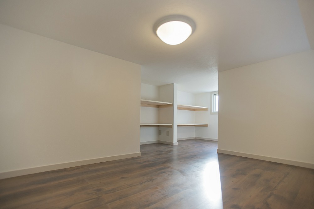 Other room space. Ceiling is high because there is a large loft with open tappuri