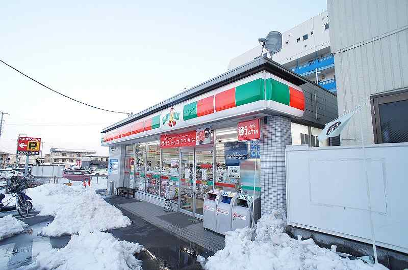 Convenience store. 600m until Thanksgiving (convenience store)