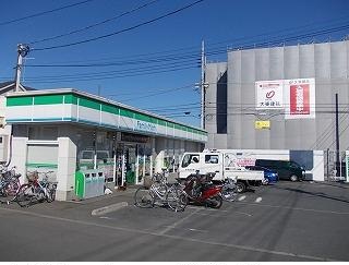 Convenience store. 1000m to Family Mart (convenience store)