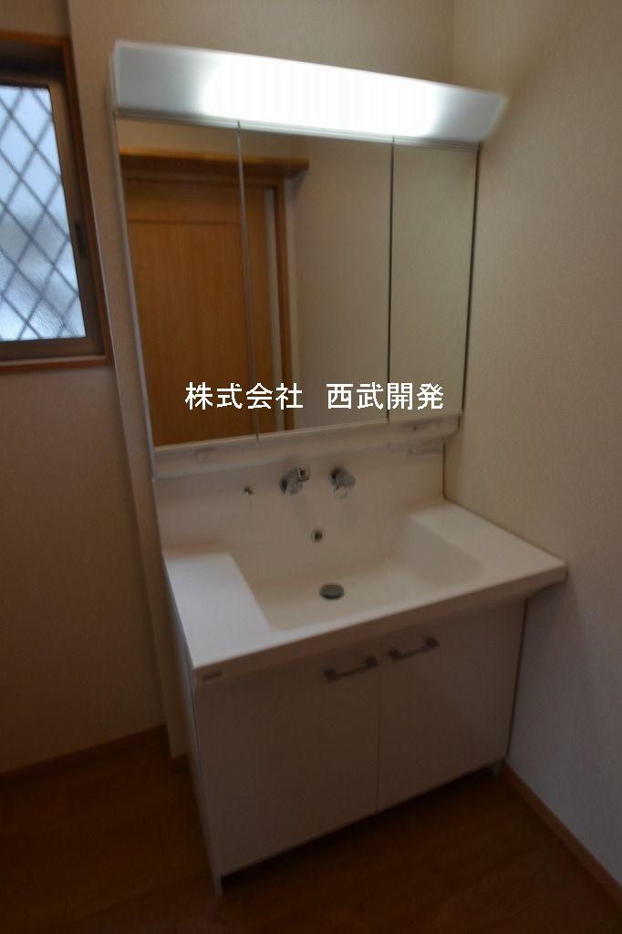 Wash basin, toilet. Indoor (February 2013) Shooting