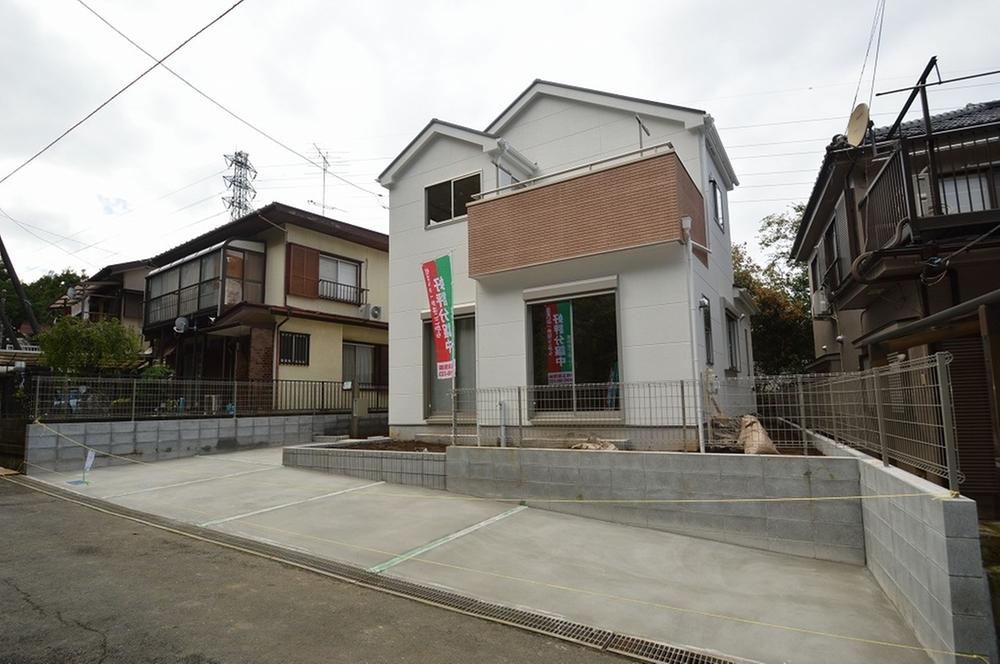 Local photos, including front road. Local (11 May 2013) Shooting