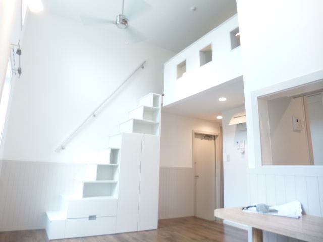 Living and room. The ceiling is the wide high ☆