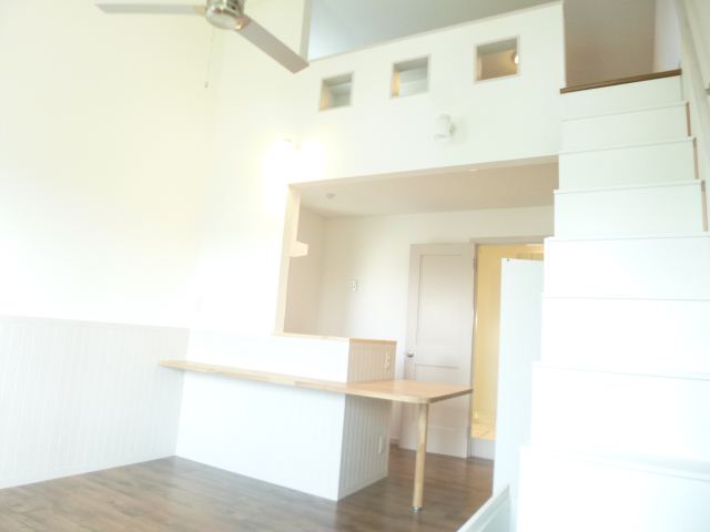 Living and room. Loft is is there high ceilings ☆