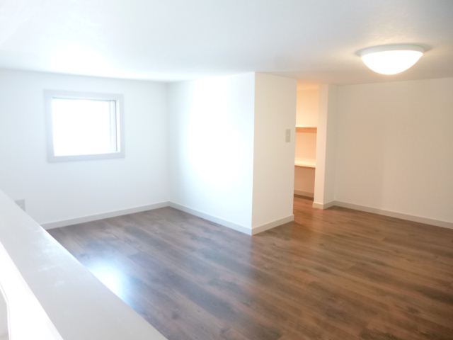 Living and room. Loft also is with storage ☆