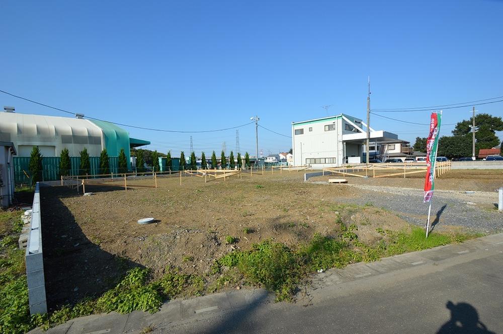 Local photos, including front road. Local (11 May 2013) Shooting